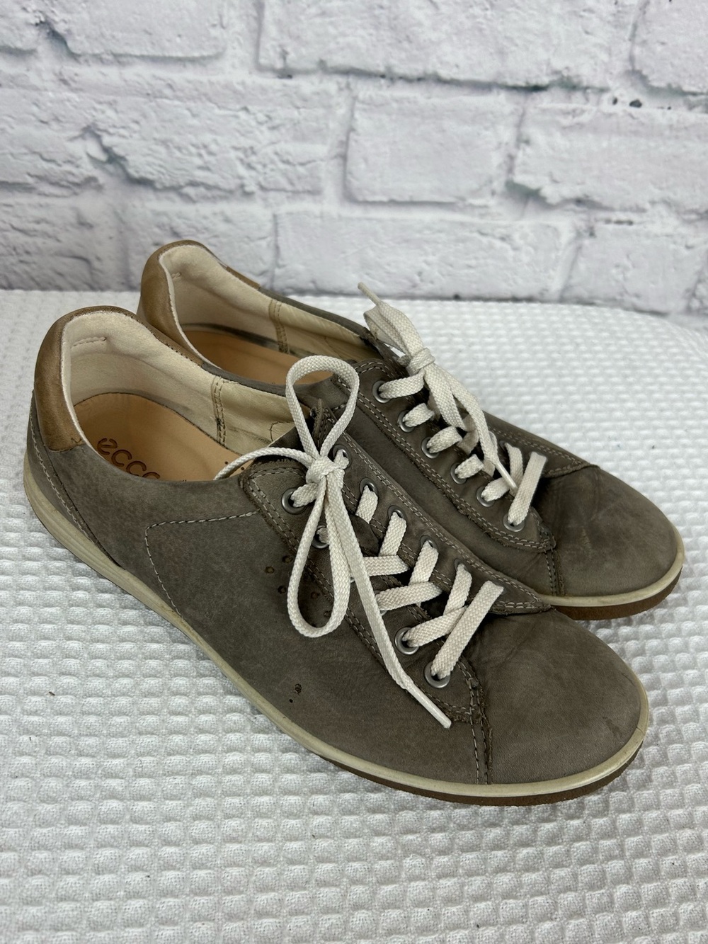 ECCO Women’s Size 40 Gray Nubuck Leather Lace Up Comfort Sneakers